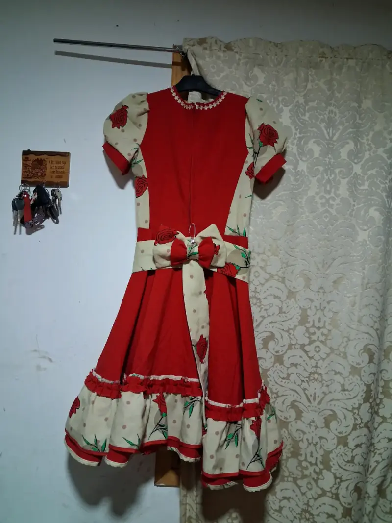 Vestido folklórico rojo con estampado de rosas - 2