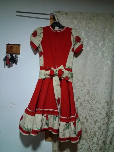 Vestido folklórico rojo con estampado de rosas - miniatura 2