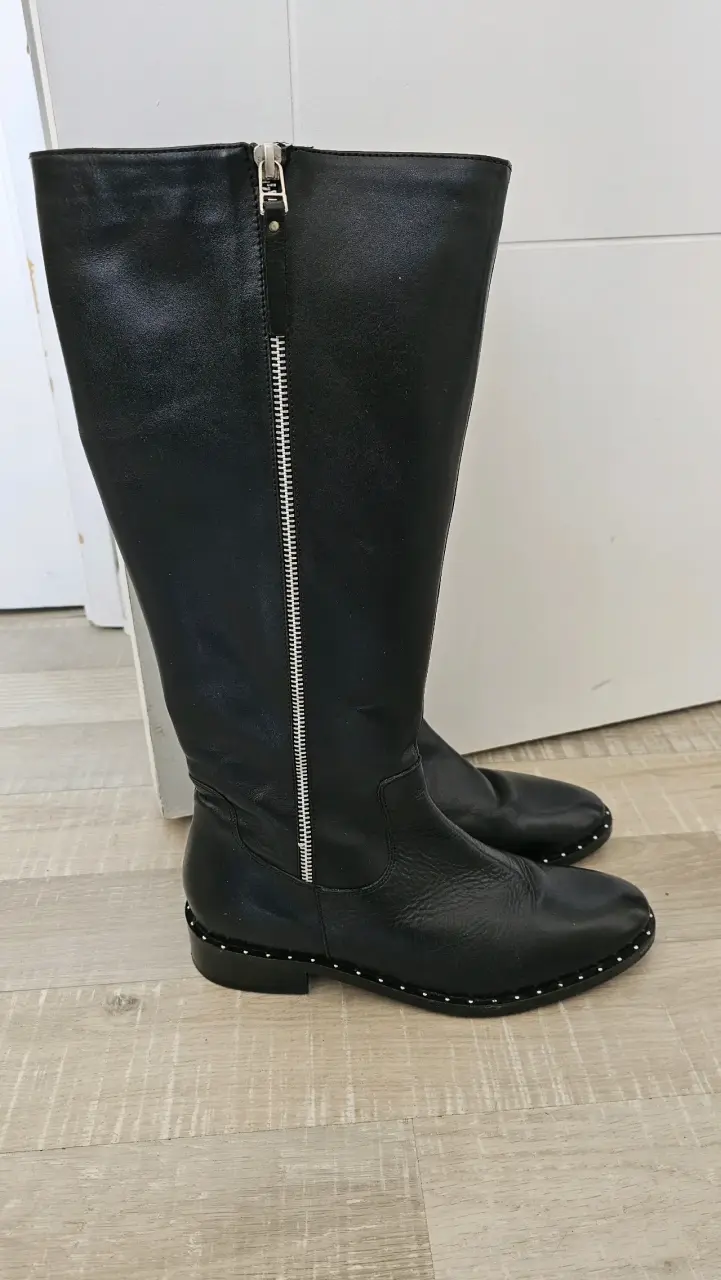 Botas negras de cuero con cierre lateral - 1