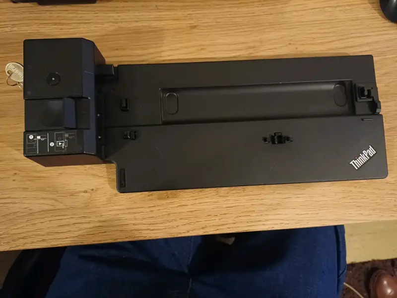 Docking station Lenovo ThinkPad con llave y cargad - 1