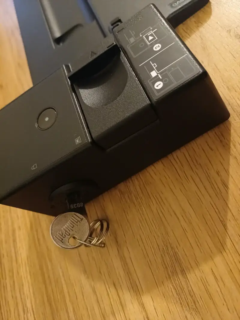 Docking station Lenovo ThinkPad con llave y cargad - 2