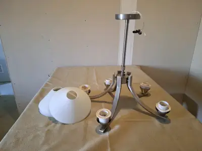 Lámpara de techo metálica con pantallas blancas - miniatura 1