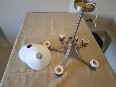 Lámpara de techo metálica con pantallas blancas - miniatura 2