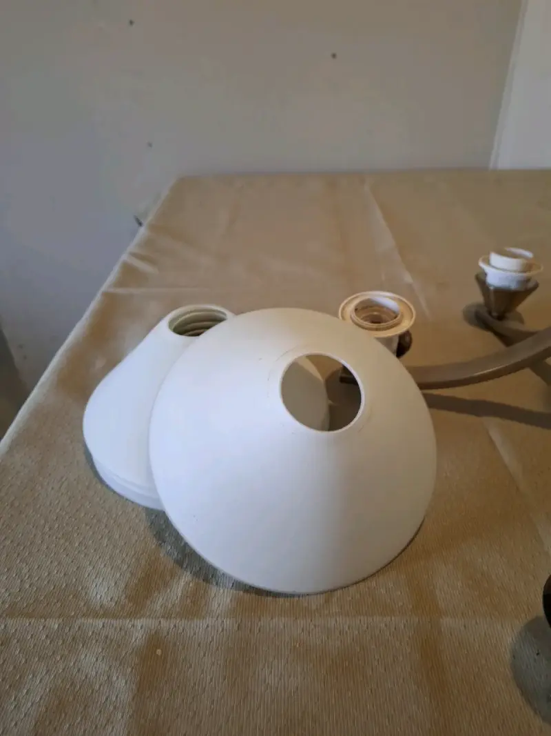 Lámpara de techo metálica con pantallas blancas - 3