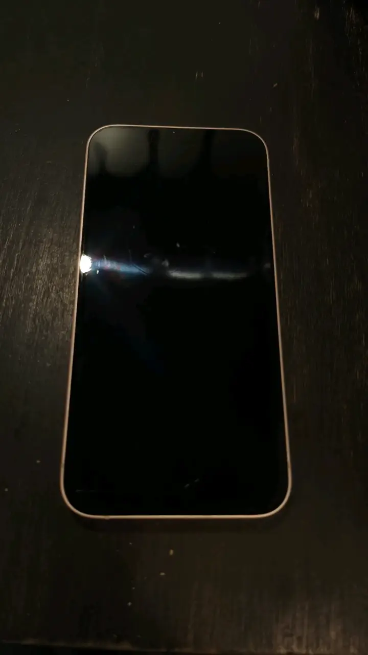 iPhone 13 128GB. Batería al 87% en buen estado - 6