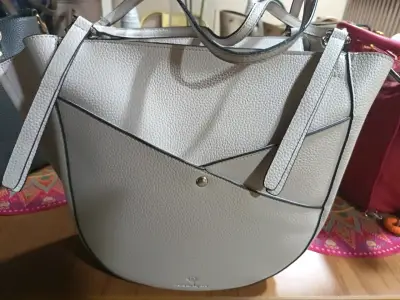 Bolso  beige / taupe  con diseño moderno - miniatura 1