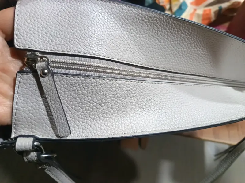 Bolso  beige / taupe  con diseño moderno - 3