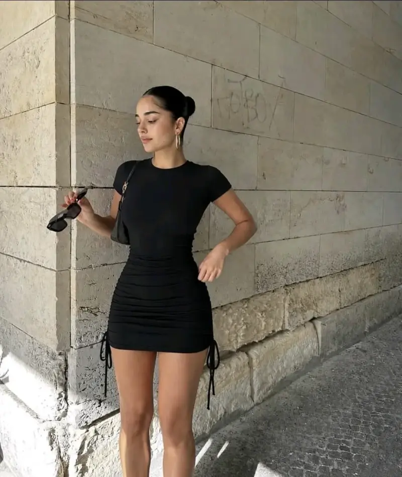 Vestido corto negro ajustado con lazo