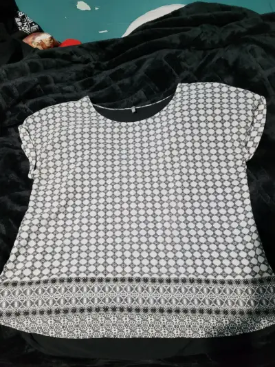Blusa estampada en blanco y negro - miniatura 1