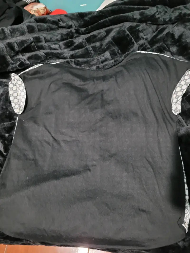 Blusa estampada en blanco y negro - 2