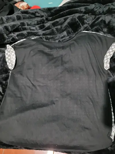 Blusa estampada en blanco y negro - miniatura 2