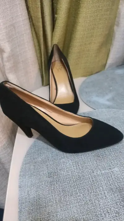 Zapatos de tacón negros elegantes para mujer - miniatura 1