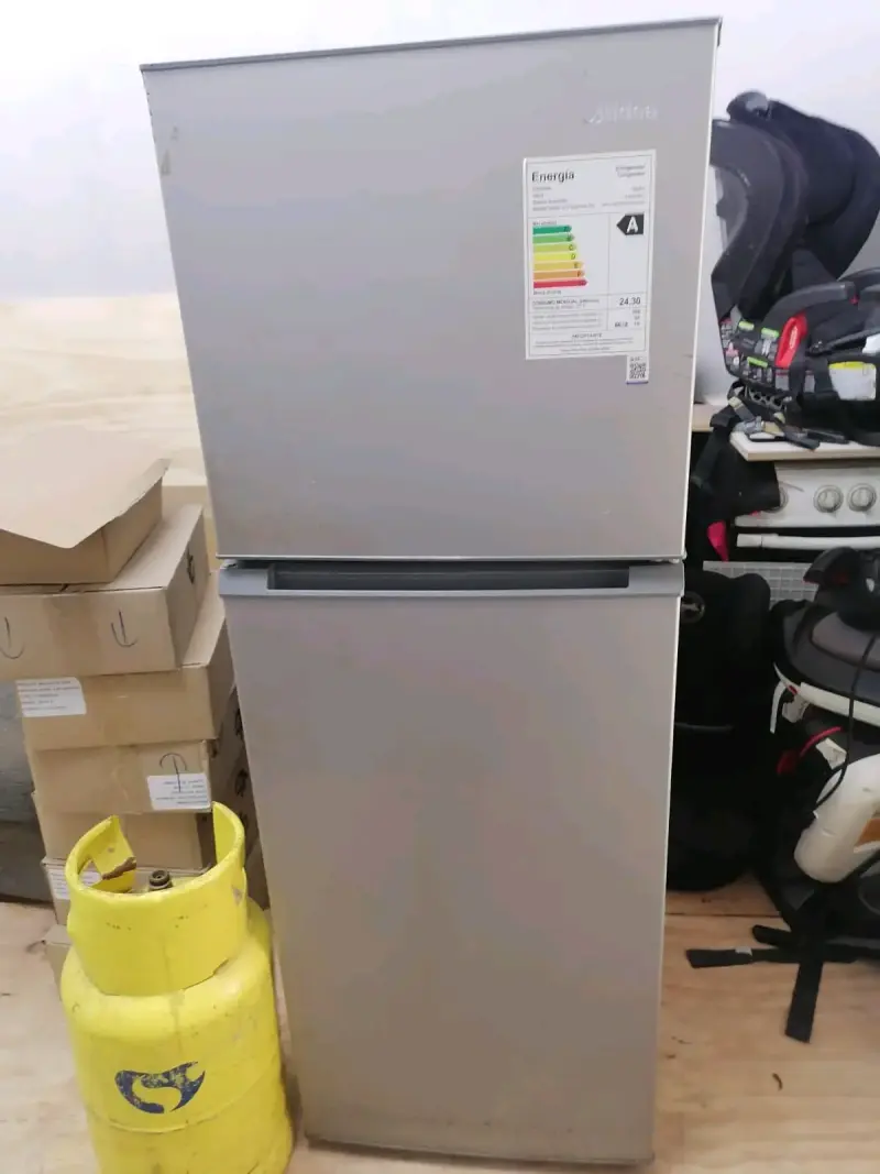 Refrigerador Midea de Dos Puertas en Buen Estado - 1