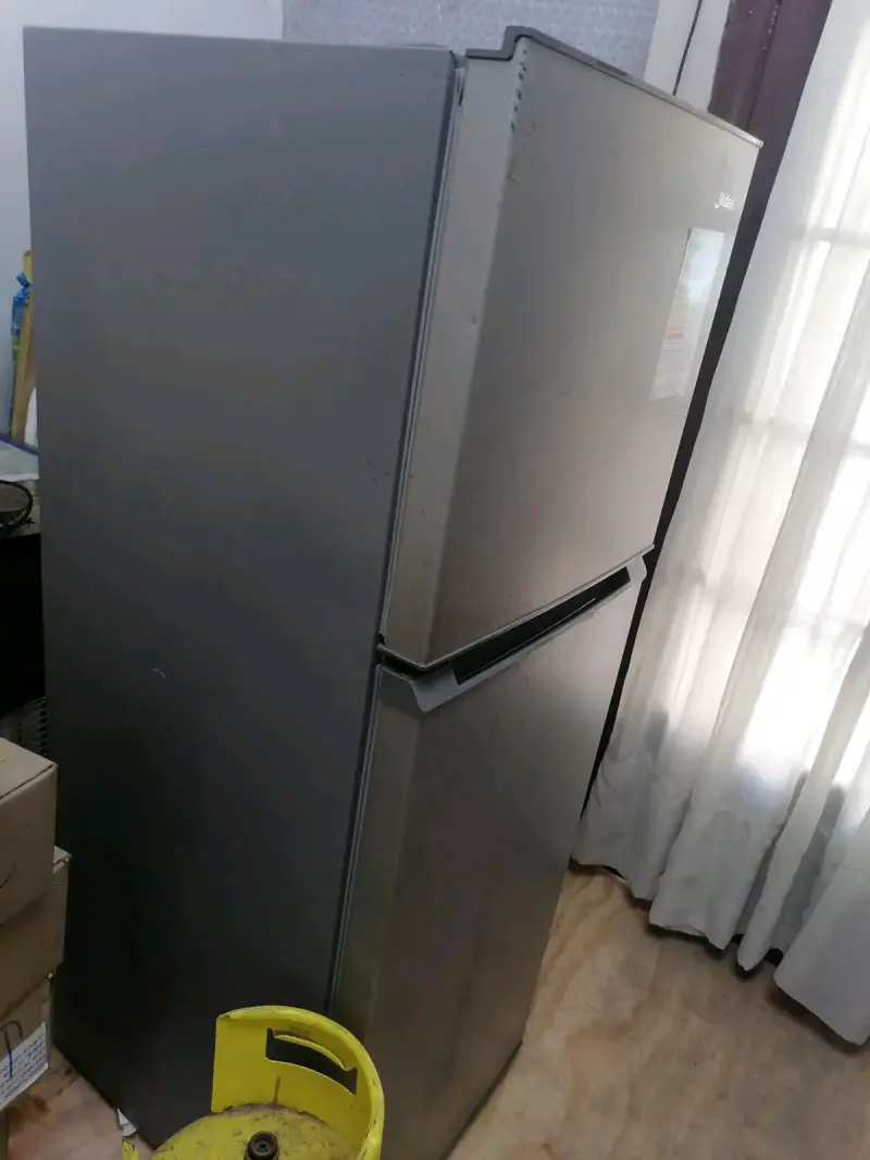 Refrigerador Midea de Dos Puertas en Buen Estado - 2