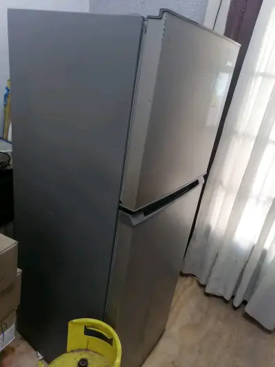 Refrigerador Midea de Dos Puertas en Buen Estado - miniatura 2