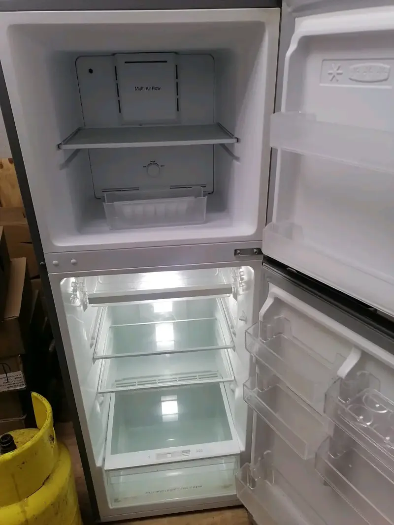 Refrigerador Midea de Dos Puertas en Buen Estado - 3