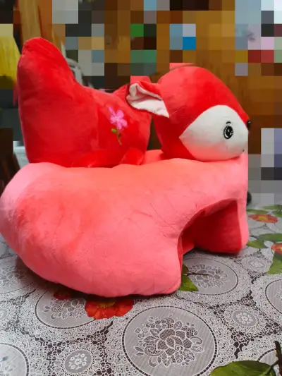 Silla infantil de peluche roja con diseño de zorro - miniatura 2