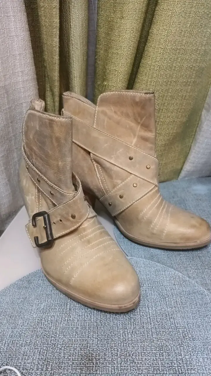 Botines de cuero beige con hebilla - 1