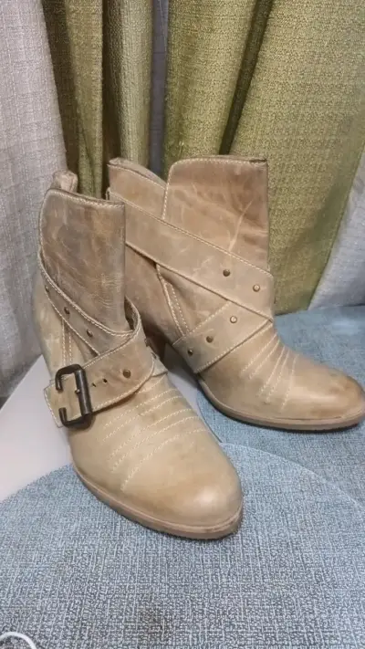 Botines de cuero beige con hebilla - miniatura 1