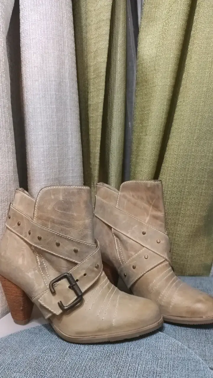 Botines de cuero beige con hebilla - 2