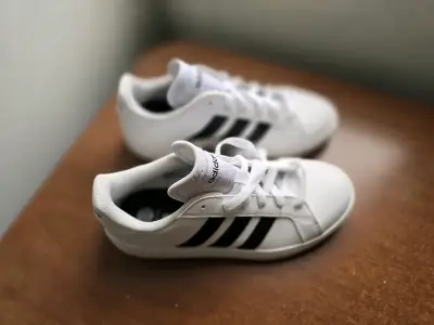 Zapatillas deportivas blancas Adidas con rayas negras - miniatura 4