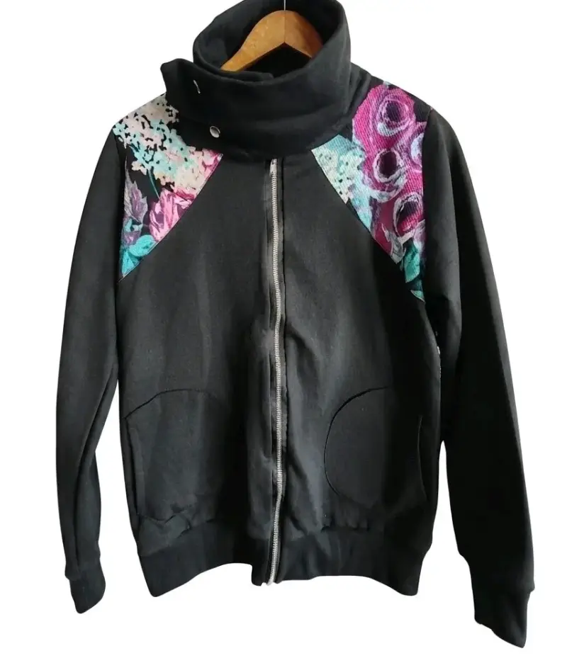 Poleron negro con estampado floral - 1