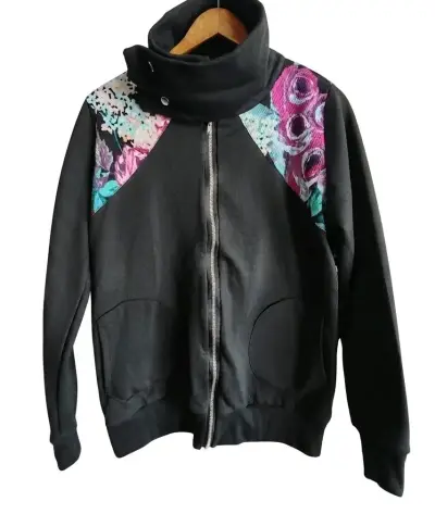 Poleron negro con estampado floral - miniatura 1