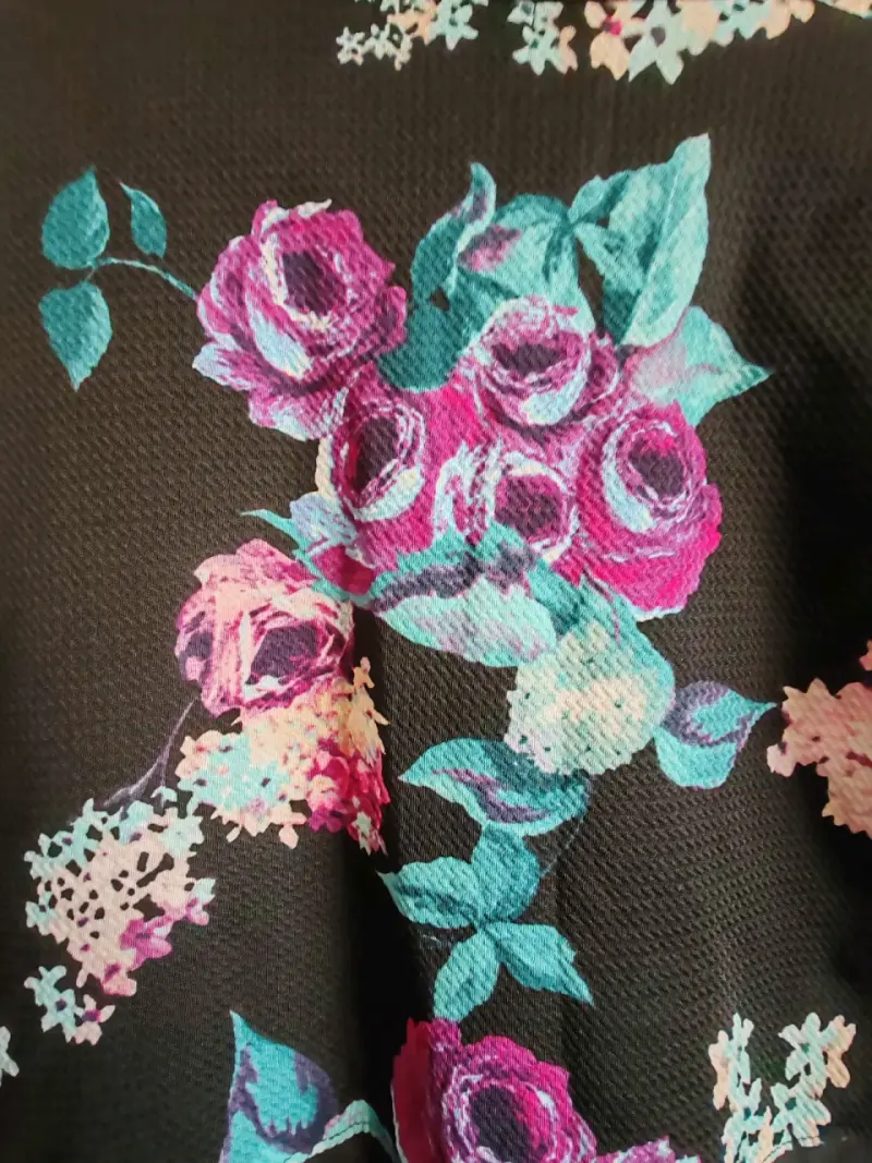 Poleron negro con estampado floral - 3