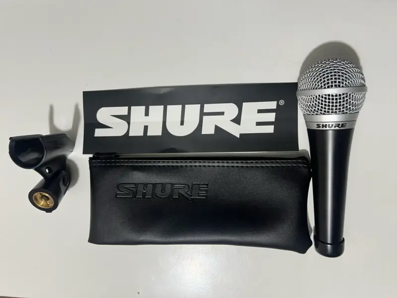 Micrófono dinámico Shure con soporte y estuche - 1