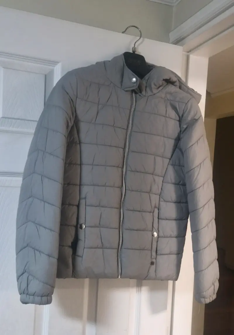 Chaqueta acolchada gris con capucha para mujer - 1