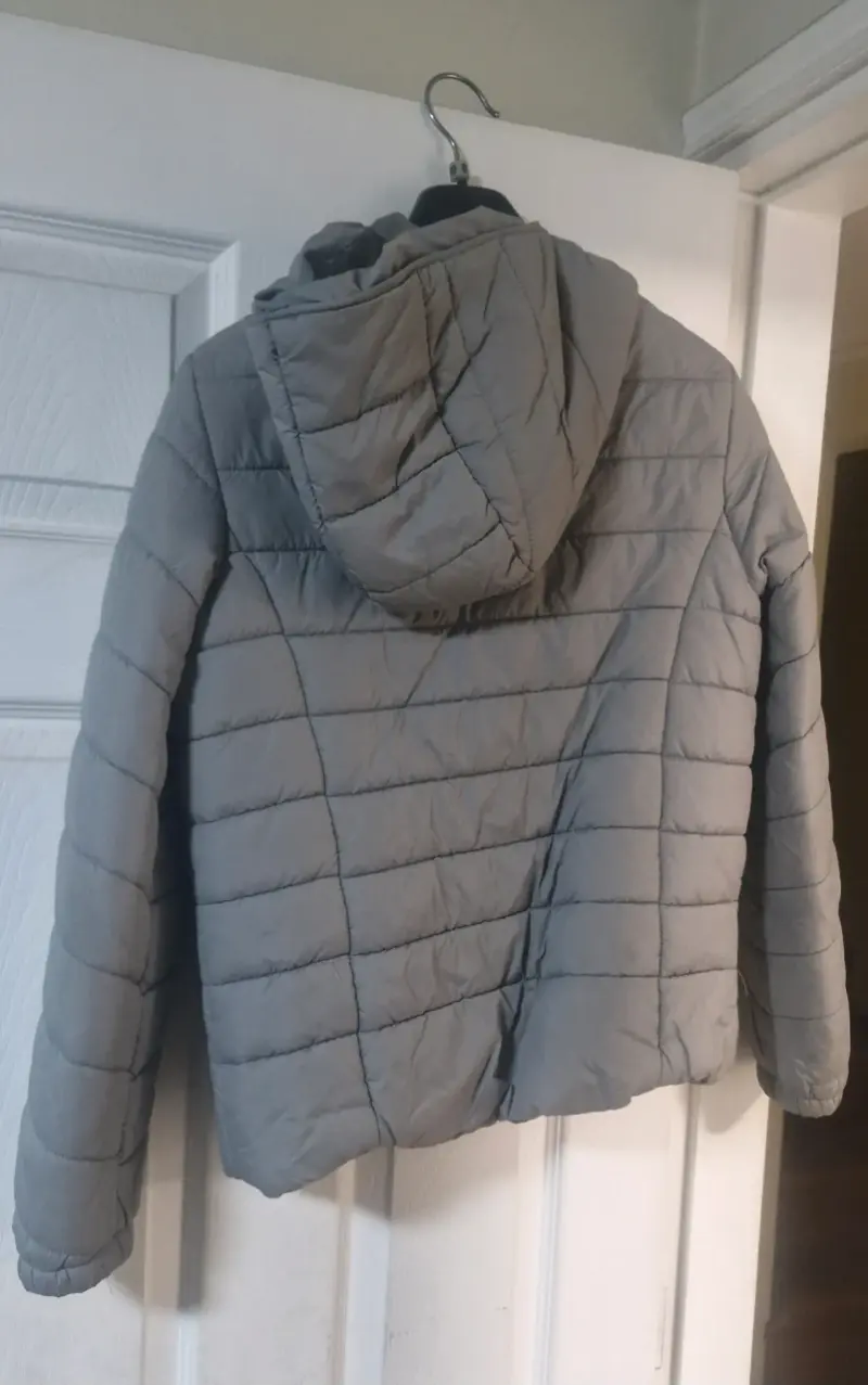 Chaqueta acolchada gris con capucha para mujer - 3