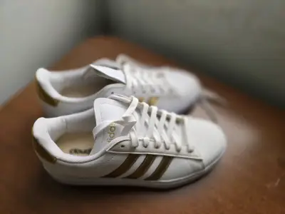 Zapatillas blancas con detalles dorados Adidas - miniatura 2