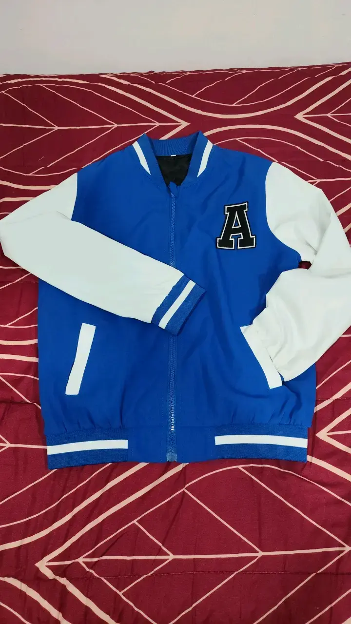 Chaqueta varsity azul y blanca Shein - 1