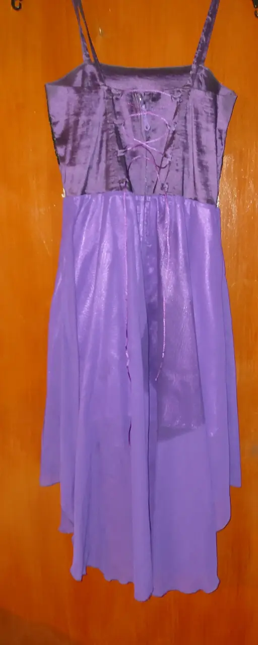 Vestido de fiesta morado con detalles brillantes - 1