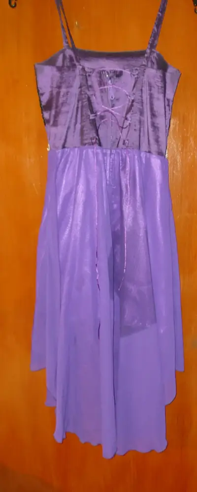 Vestido de fiesta morado con detalles brillantes - miniatura 1