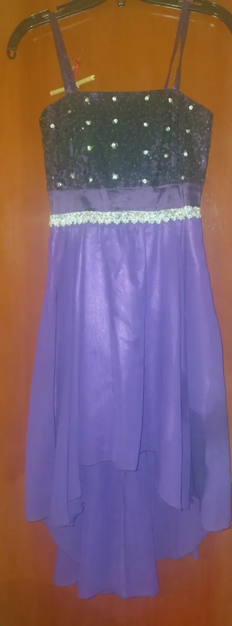 Vestido de fiesta morado con detalles brillantes - 2