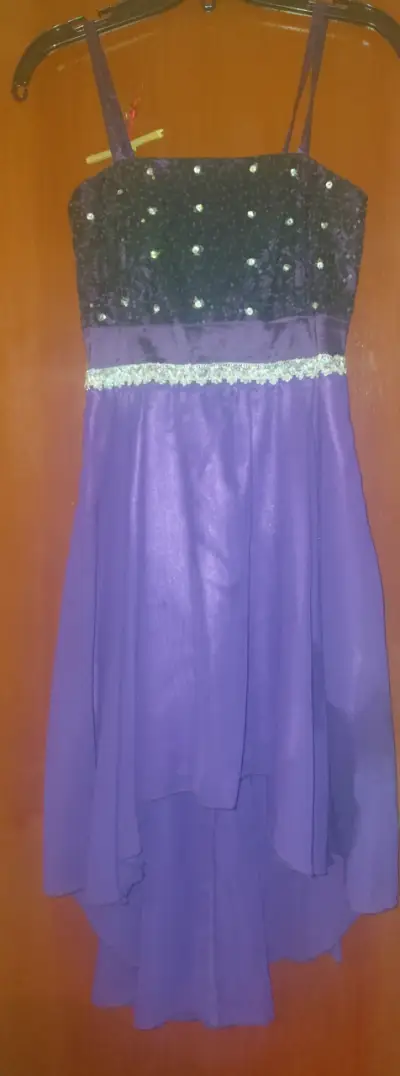 Vestido de fiesta morado con detalles brillantes - miniatura 2