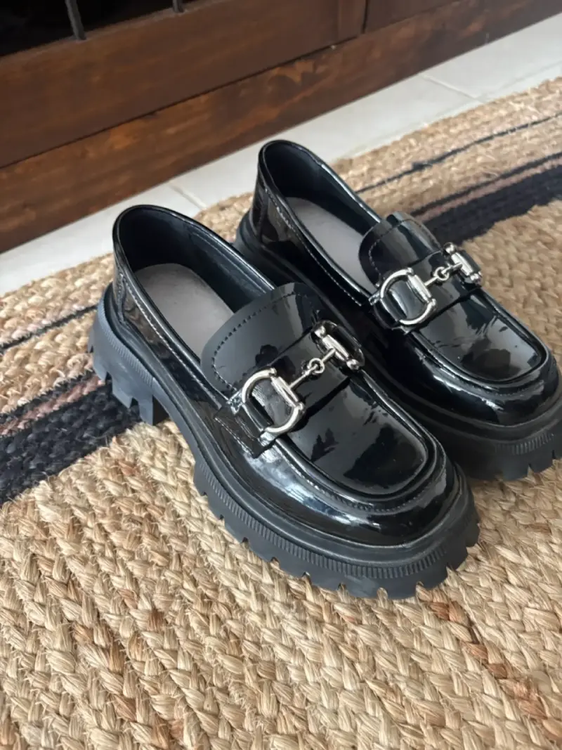 Zapatos mocasines negros charol con hebilla metálica - 1