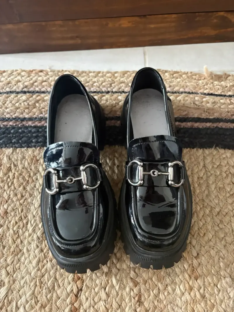 Zapatos mocasines negros charol con hebilla metálica - 2