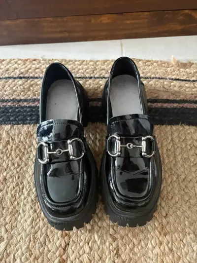 Zapatos mocasines negros charol con hebilla metálica - miniatura 2