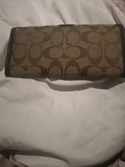 Cartera de mano Coach marrón con monograma - miniatura 2