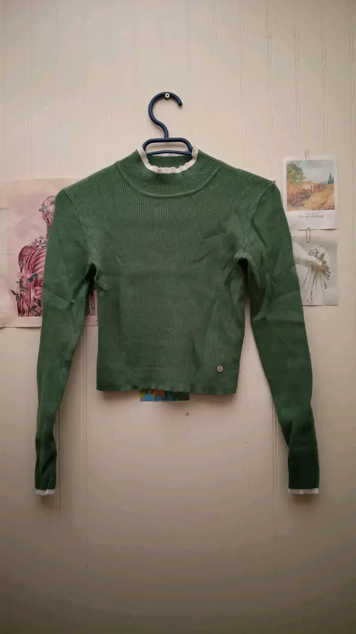 Suéter verde de mujer con cuello alto
