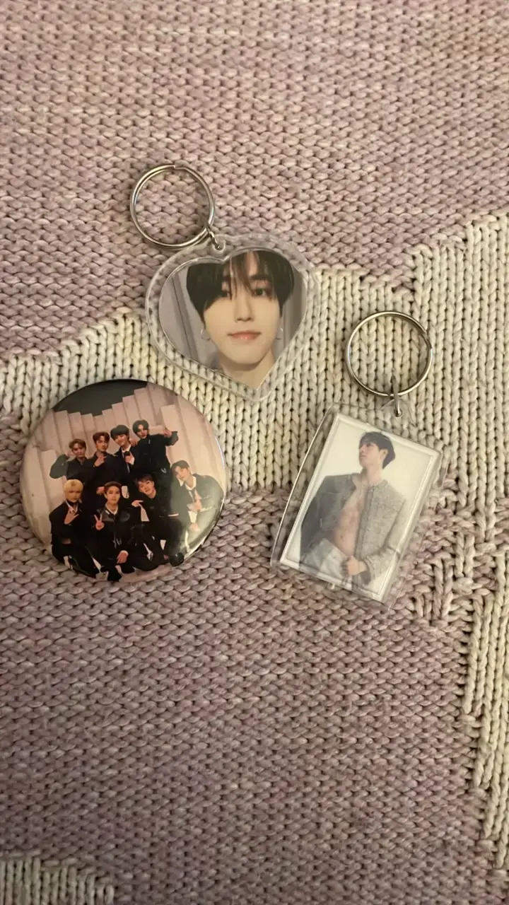 Set de llaveros y chapita de Straykis - 2