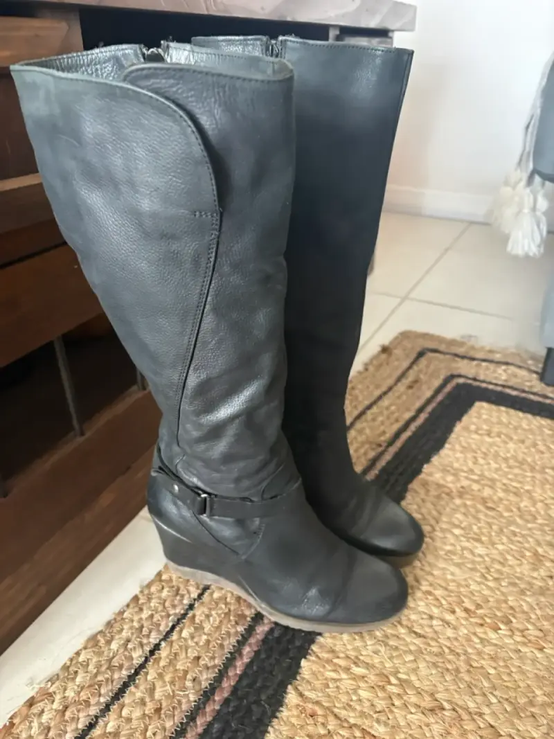 Botas negras de cuero con tacón alto - 1