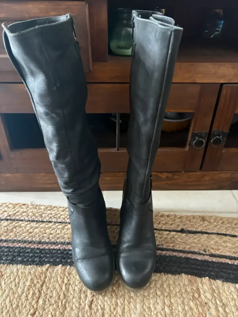 Botas negras de cuero con tacón alto - 2