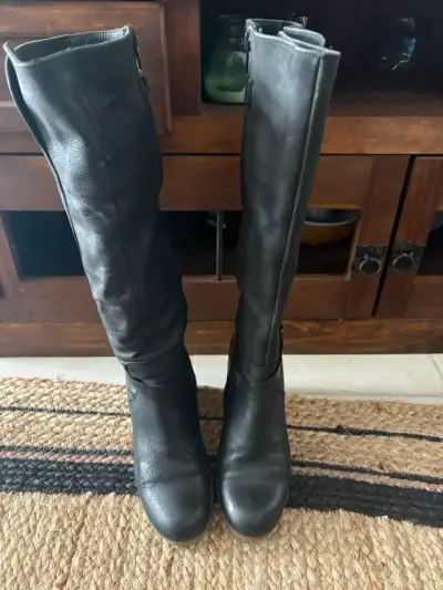 Botas negras de cuero con tacón alto - miniatura 2