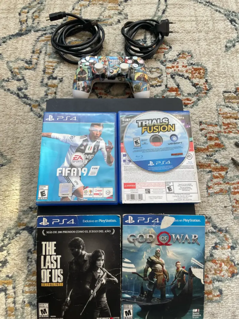 Pack PS4 con control y 4 juegos populares - 1