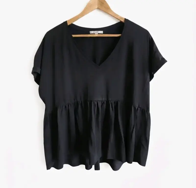 Polera negra de mujer con diseño holgado - 1