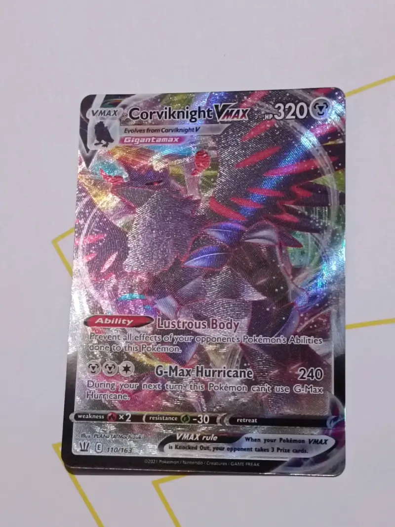 Carta Pokémon Corviknight VMAX holográfica