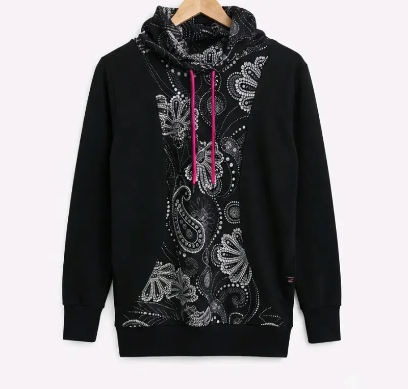 Polerón negro con diseño floral y capucha - 1